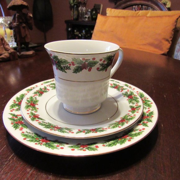 🎄(Reduced) Vintage Christmas Holly Berries 24K Gold Tea Cup/Dessert Plate Set - Picture 1 of 15